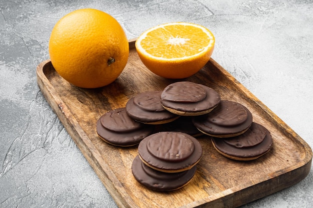 Gâteaux de Jaffa. Biscuits recouverts de chocolat noir et remplis de marmelade d'orange, sur fond gris