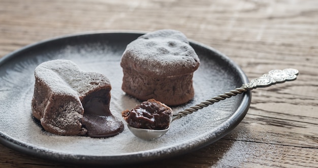 Gâteaux de lave au chocolat en forme de coeur