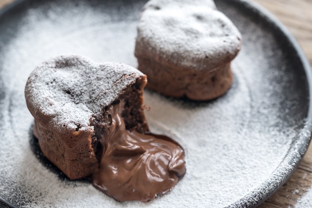 Photo gâteaux de lave au chocolat en forme de coeur