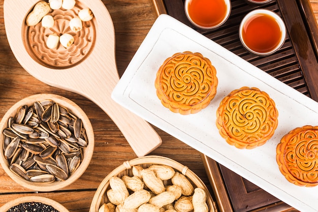 Gâteaux de lune traditionnels sur le réglage de la table avec une tasse de thé.