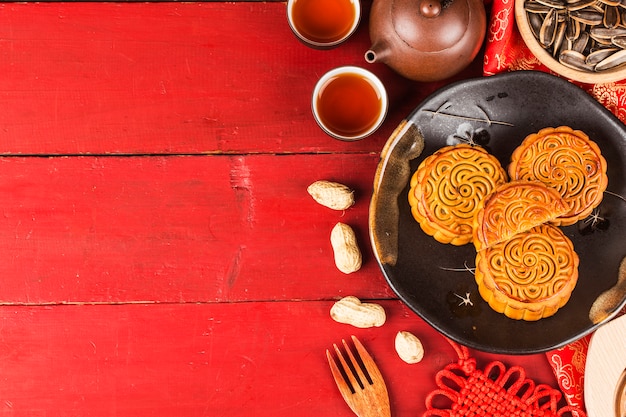 Photo gâteaux de lune traditionnels sur le réglage de la table avec une tasse de thé.