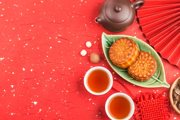 Gâteaux de lune traditionnels sur table avec tasse de thé