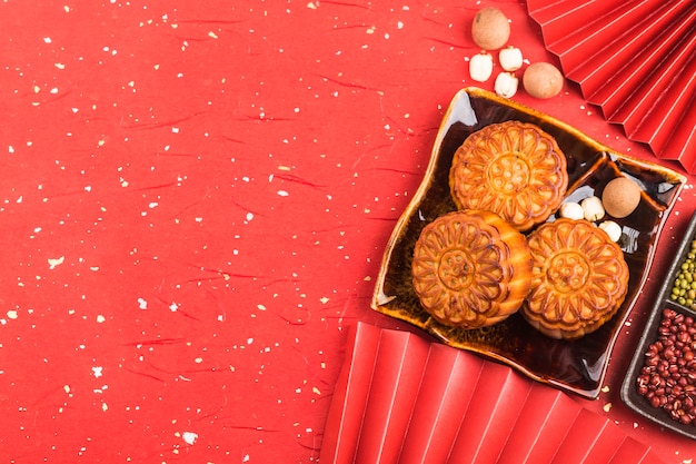 Gâteaux de lune traditionnels sur table avec tasse de thé