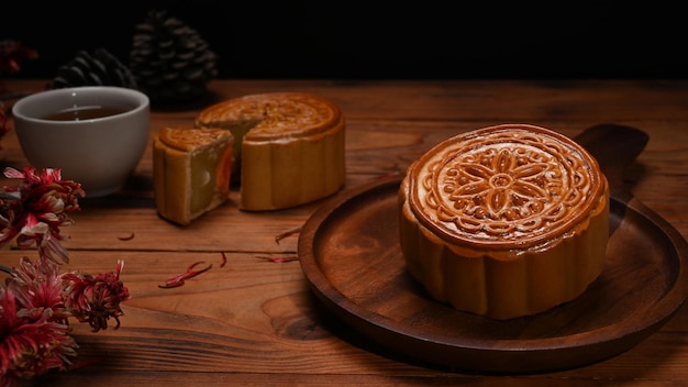 Gâteaux de lune traditionnels et thé gagné table en bois rustique Concept de cuisine traditionnelle chinoise et dessert