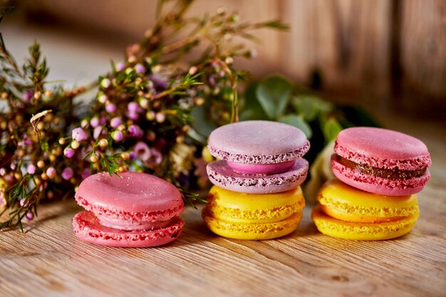 Gâteaux de macarons colorés et fleurs fraîches