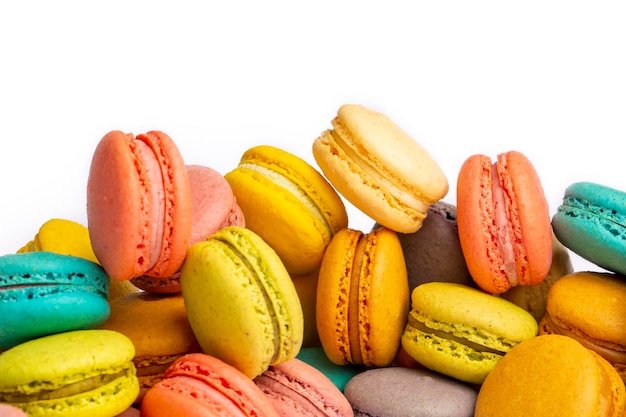 Gâteaux macarons colorés Petits muffins français Macarons colorés sur fond blanc