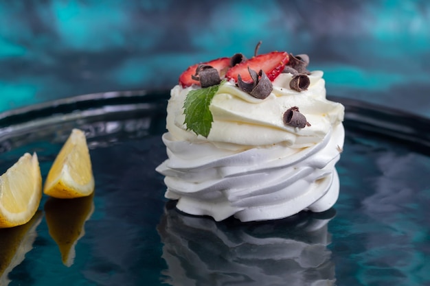 Gâteaux de meringue Pavlova avec crème fouettée et fraises fraîches Feuilles de menthe Mise au point sélective