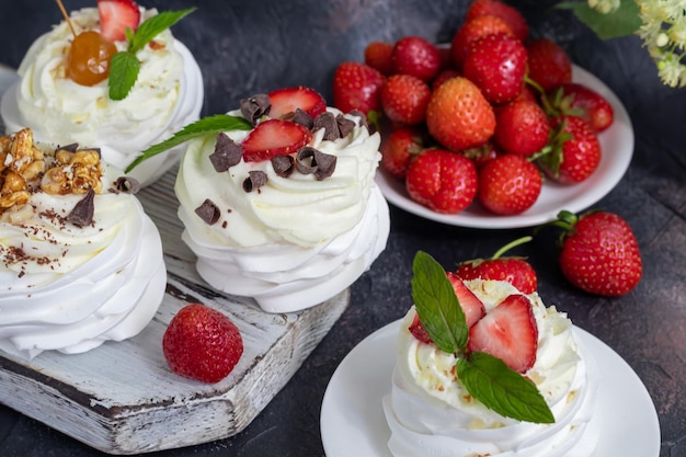 Gâteaux de meringue Pavlova avec crème fouettée et fraises fraîches Feuilles de menthe Mise au point sélective