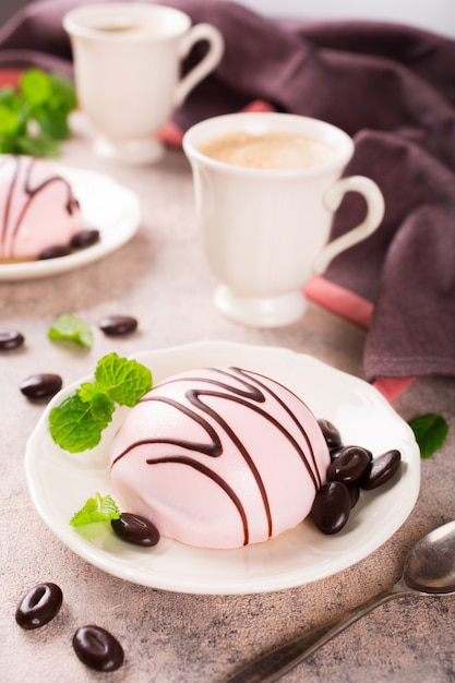 Gâteaux à la mousse recouverts de glaçure rose