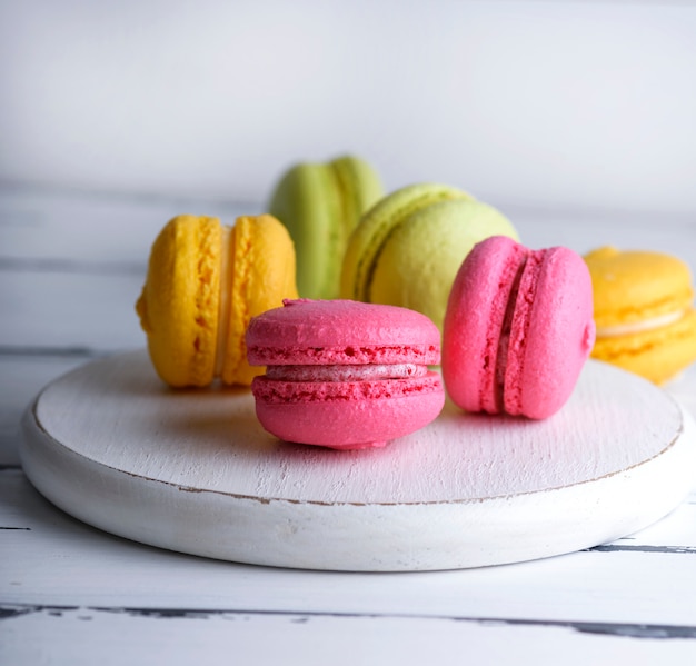 Gâteaux multicolores de farine d&#39;amande à la crème