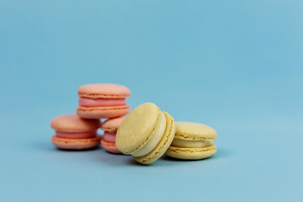 Gâteaux multicolores sur fond bleu Macarons orange Bonbons