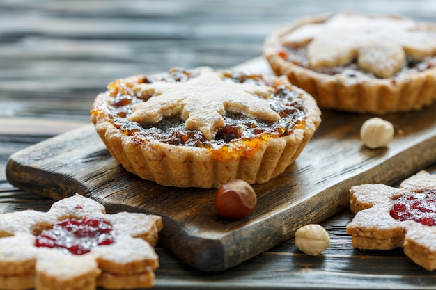 Gâteaux de Noël aux fruits secs et noix sur table en bois