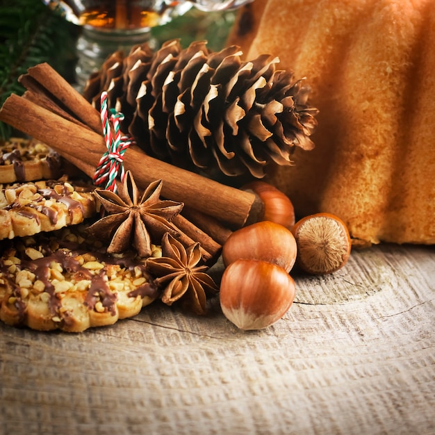 Gâteaux de Noël sur fond de bois brun