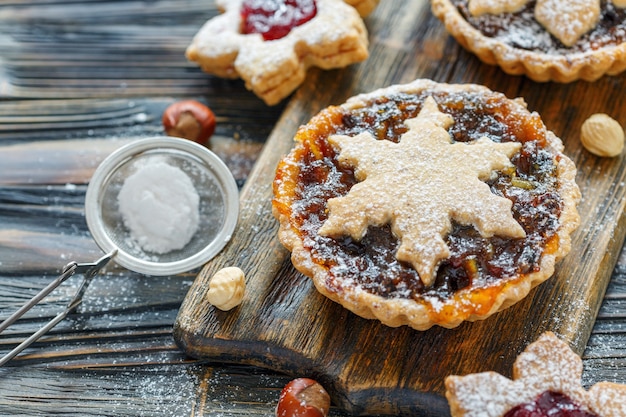 Gâteaux de Noël traditionnels avec fruits secs et noix sur table en bois