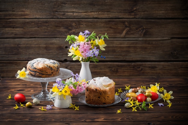 Gâteaux et oeufs de Pâques sur fond de bois foncé