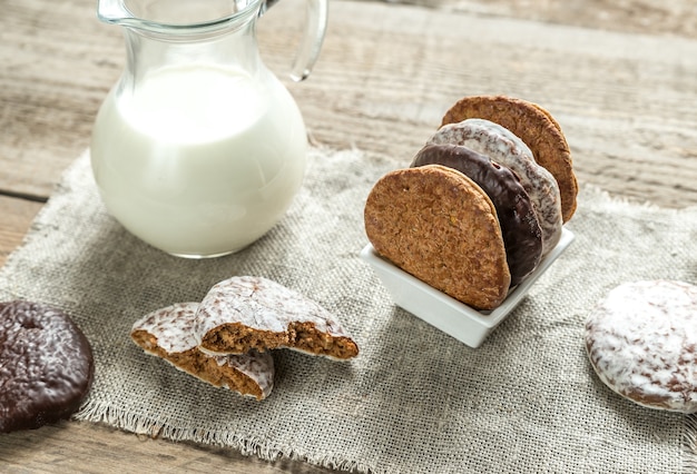 Gâteaux de pain d'épices glacés avec pichet de lait