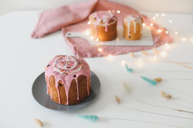 Gâteaux de Pâques avec des décorations d'oeufs colorés Concept de vacances de Joyeuses Pâques