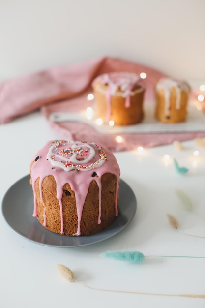 Gâteaux de Pâques avec des décorations d'oeufs colorés Concept de vacances de Joyeuses Pâques