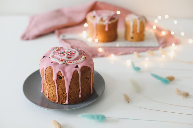 Gâteaux de Pâques avec des décorations d'oeufs colorés Concept de vacances de Joyeuses Pâques