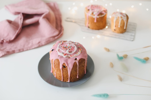 Gâteaux de Pâques avec des décorations d'oeufs colorés Concept de vacances de Joyeuses Pâques