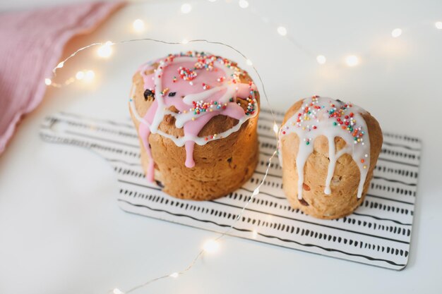 Gâteaux de Pâques avec des décorations d'oeufs colorés Concept de vacances de Joyeuses Pâques