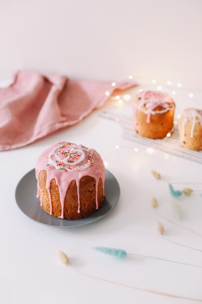 Gâteaux de Pâques avec des décorations d'oeufs colorés Concept de vacances de Joyeuses Pâques