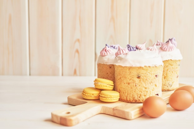 Gâteaux de Pâques, oeufs et macarons sur table