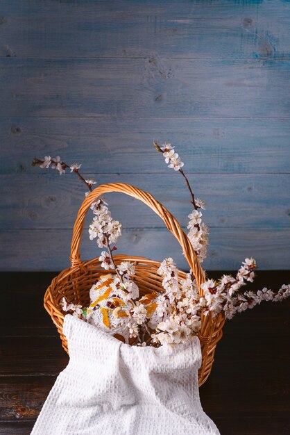 Gâteaux de Pâques slaves classiques avec des oeufs de Pâques dans un panier en osier