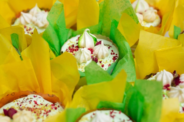 Gâteaux de Pâques sucrés décorés de papier jaune-vert