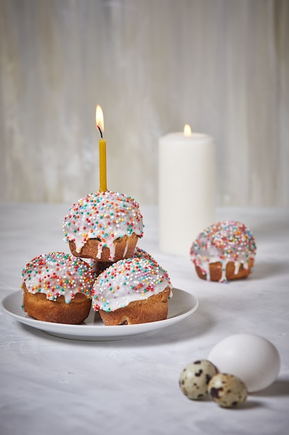 Gâteaux de Pâques sur une table blanche