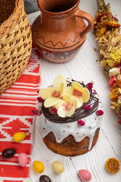 Gâteaux de Pâques sur une table en bois blanche