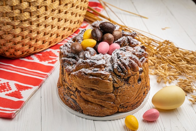 Gâteaux de Pâques sur une table en bois blanche