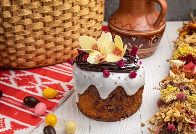 Gâteaux De Pâques Sur Une Table En Bois Blanche