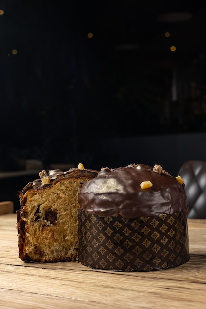 Gâteaux de Pâques sur une table en bois