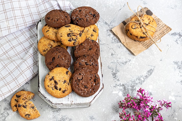 Gâteaux avec des pépites de chocolat. Cuisson maison. Forme ronde