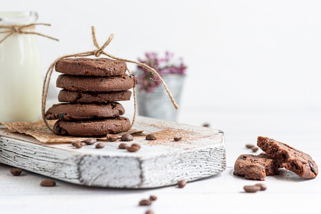 Gâteaux avec des pépites de chocolat. Cuisson maison. Forme ronde