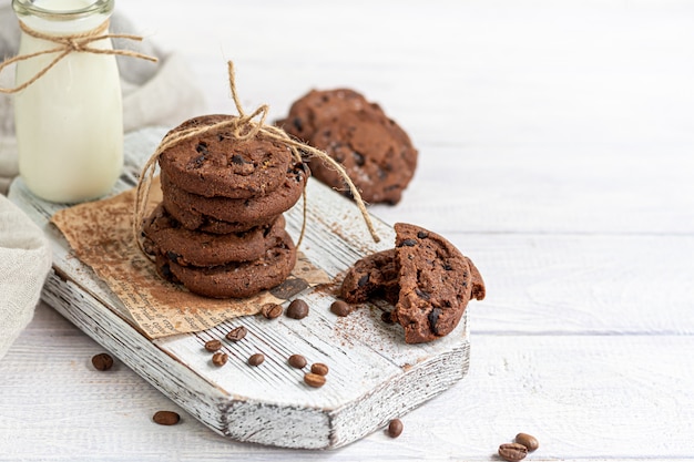 Gâteaux avec des pépites de chocolat. Cuisson maison. Forme ronde