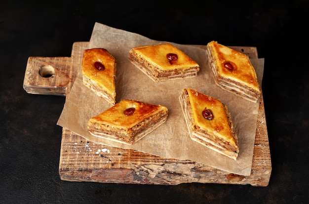 gâteaux sur une planche à découper sur un fond de pierre