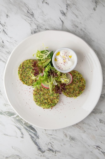 Gâteaux de poisson à l'avocat et fond blanc Assortiment d'ingrédients gâteaux de riz soufflé isolés