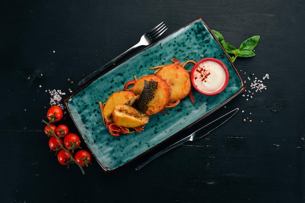 Gâteaux de pommes de terre au chou et à la crème sure Cuisine ukrainienne Sur une table en bois Vue de dessus Espace de copie