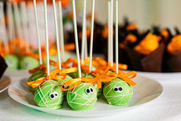 Gâteaux pop verts sur la barre chocolatée pour la fête de Halloween