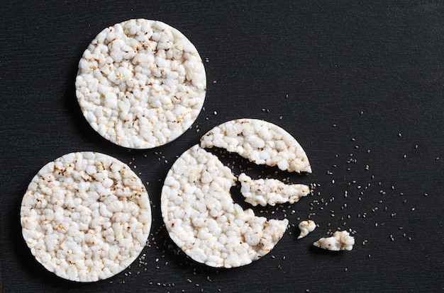 Gâteaux de riz aux graines de chia sur la table