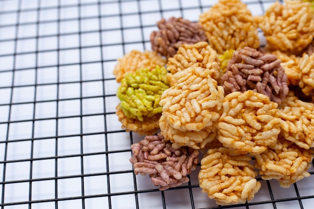 Gâteaux de riz croustillants sucrés thaïlandais