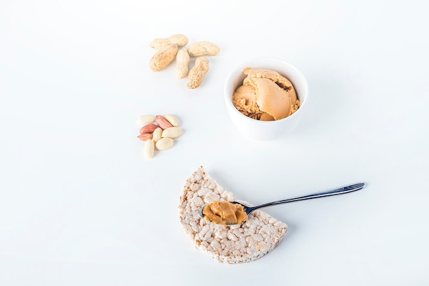 Gâteaux de riz avec du beurre ou de la pâte d'arachide crémeuse maison.