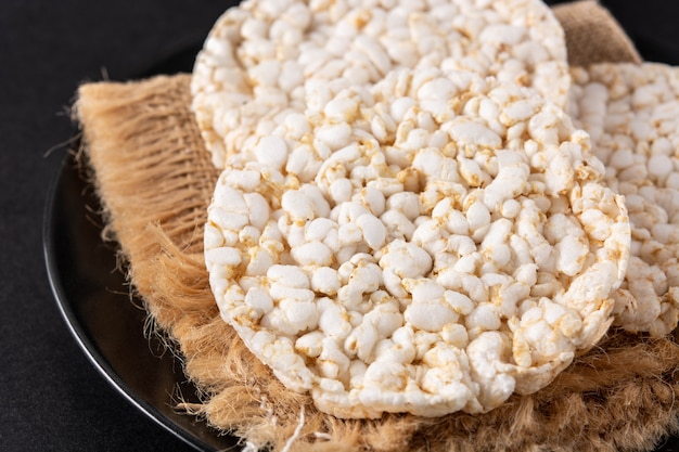 Gâteaux de riz soufflé sur une assiette