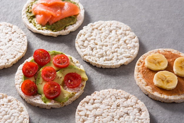 Gâteaux de riz soufflé avec différents ingrédients