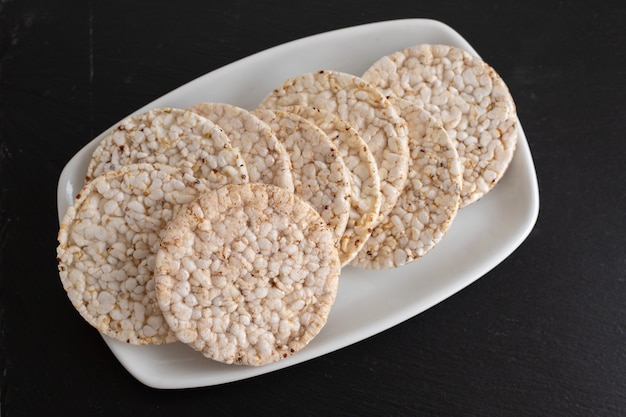 Gâteaux de riz soufflé sur plat blanc