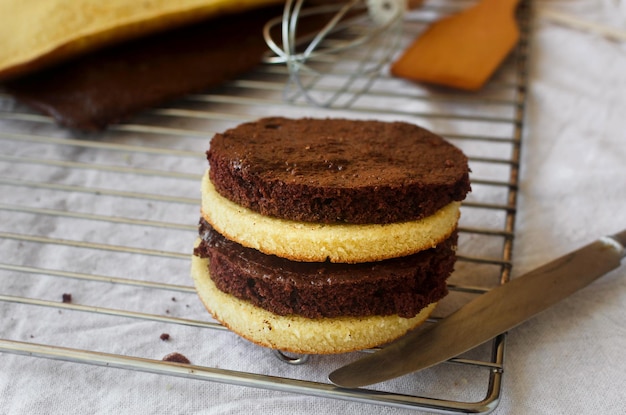 Gâteaux sablés faits maison fraîchement préparés sur une grille de cuisson métallique