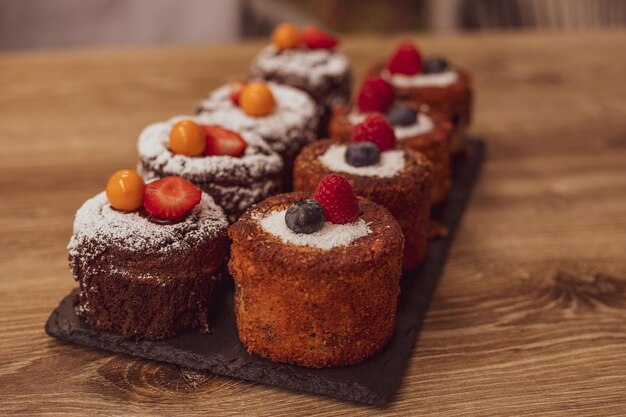 Gâteaux sans gluten décorés de baies concept d'aliments sains