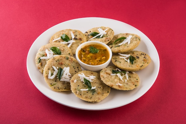 Gâteaux de semoule cuits à la vapeur connus sous le nom de rava idli ou idly. servi avec sambar et chutney de noix de coco. mise au point sélective